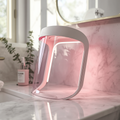 LED-lichttherapie masker op marmeren badkamerblad – huisstijl